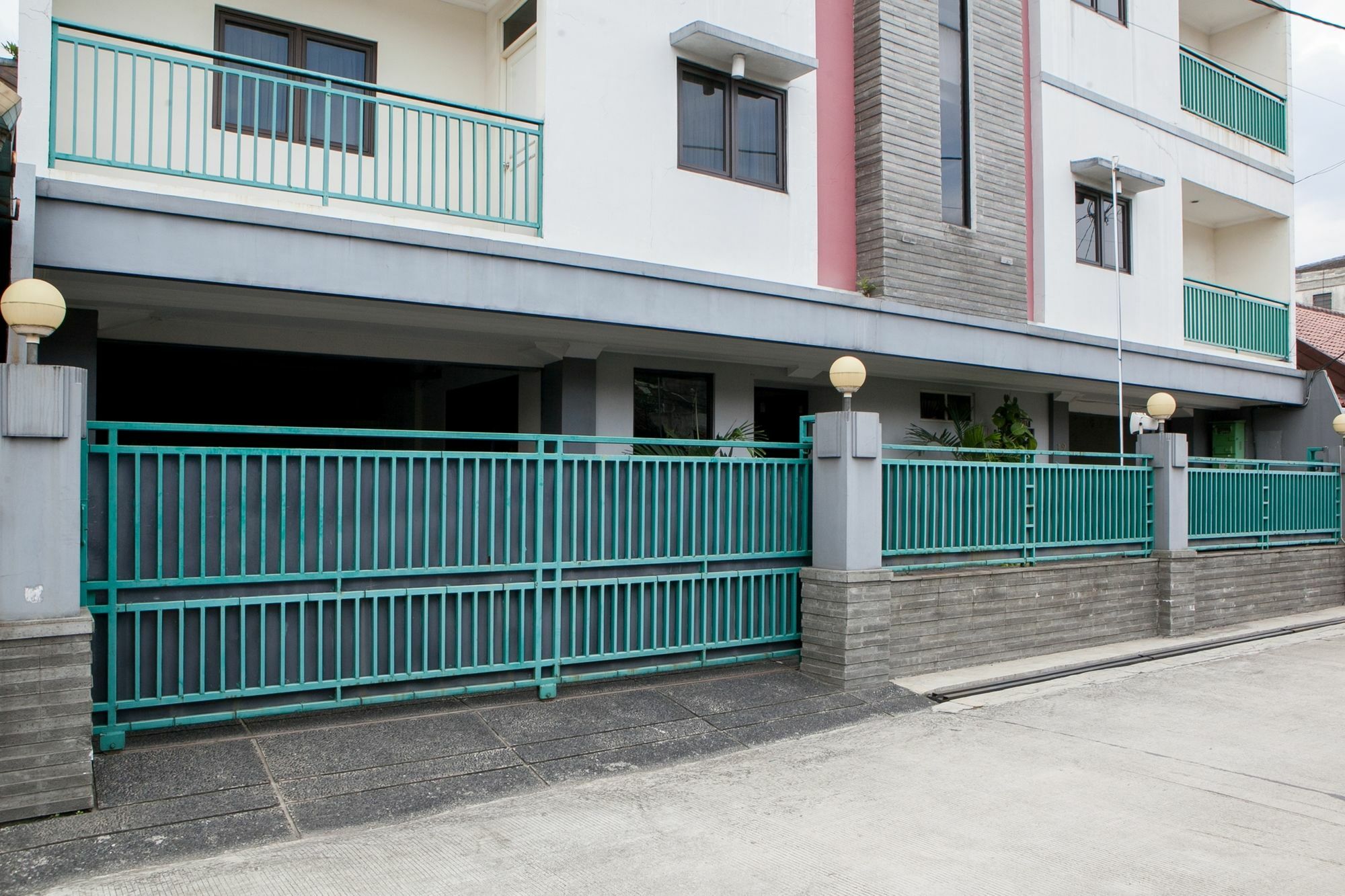 בנדונג Reddoorz Plus At Buah Batu מראה חיצוני תמונה